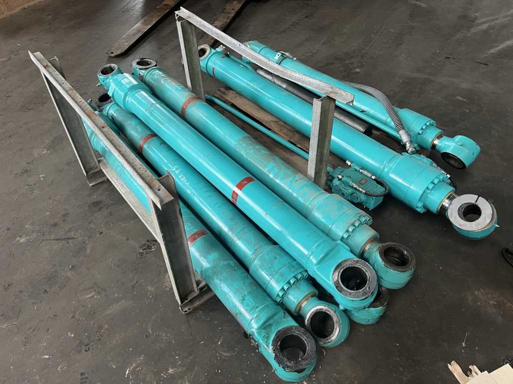 Kobelco cilinders SK 230 te koop bij Jaap Verboon