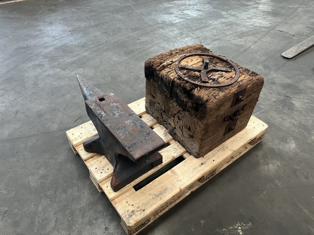 aambeeld op houten sokkel te koop bij Jaap Verboon