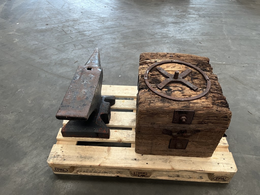 aambeeld op houten sokkel te koop bij Jaap Verboon