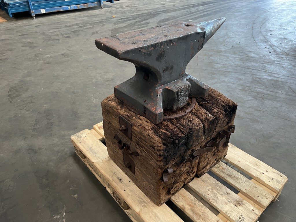 aambeeld op houten sokkel te koop bij Jaap Verboon