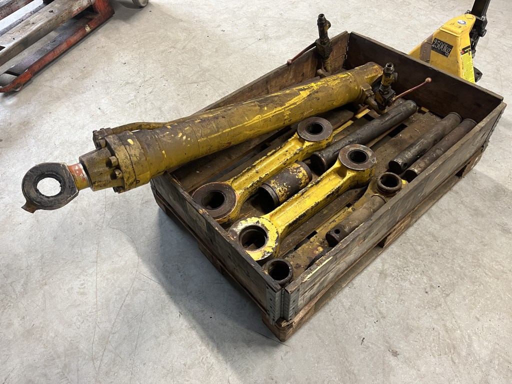 bucket cilinder h link hitachi te koop bij Jaap Verboon