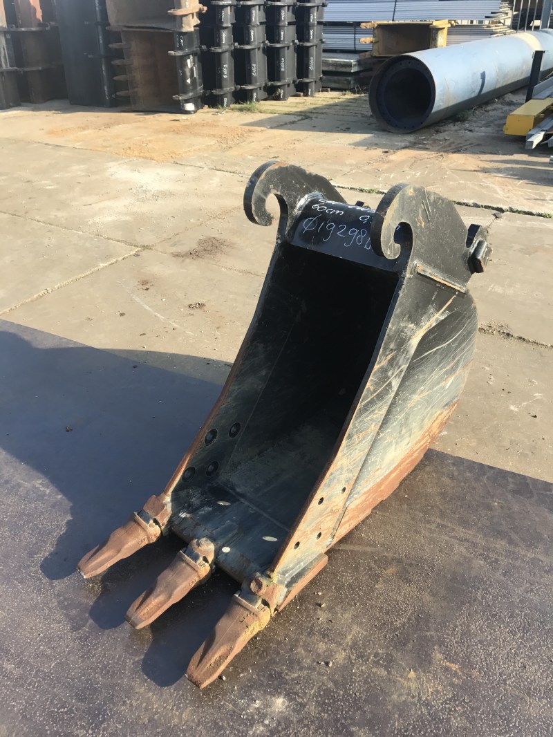 caterpillar smalle tandenbak33 te koop bij Jaap Verboon