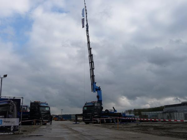 De Volvo FH16 660 met 150 meterton kraan van Jaap Verboon verticaal transport tijdens feestje ter gelegenheid van eerste heipaal.