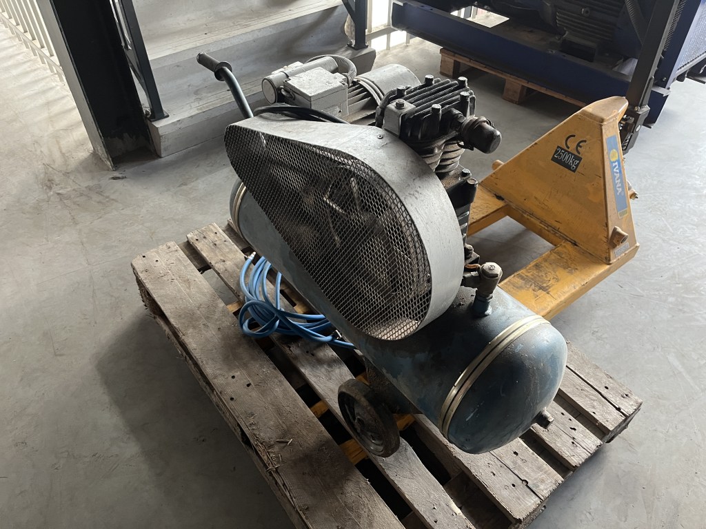 kleine compressor 220V te koop bij Jaap Verboon