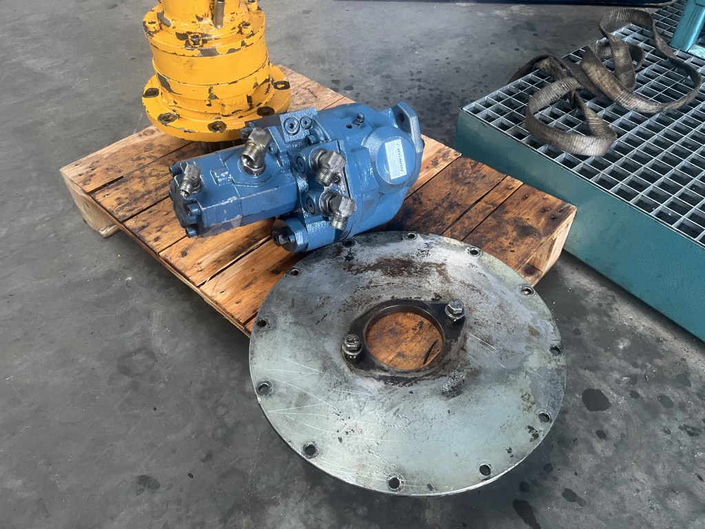 pump swing device hyundai r55 te koop bij Jaap Verboon